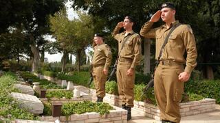 Chilling pre-Oct. 7 photo: three soldiers salute Yom Kippur War fallen, only one survives