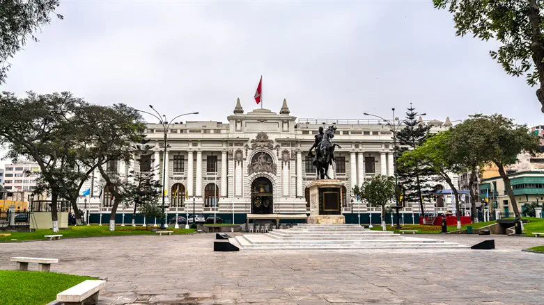 Hitler Mussolini wins Peru election