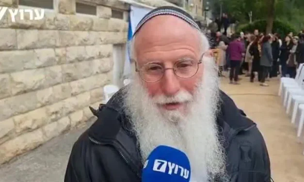 Rabbi Smotrich has a special routine on election day