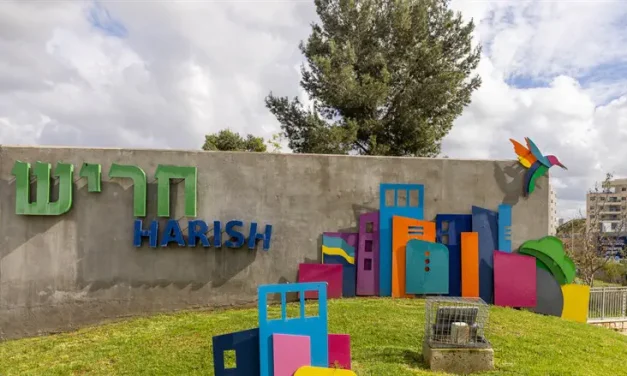 Making aliyah, becoming a community