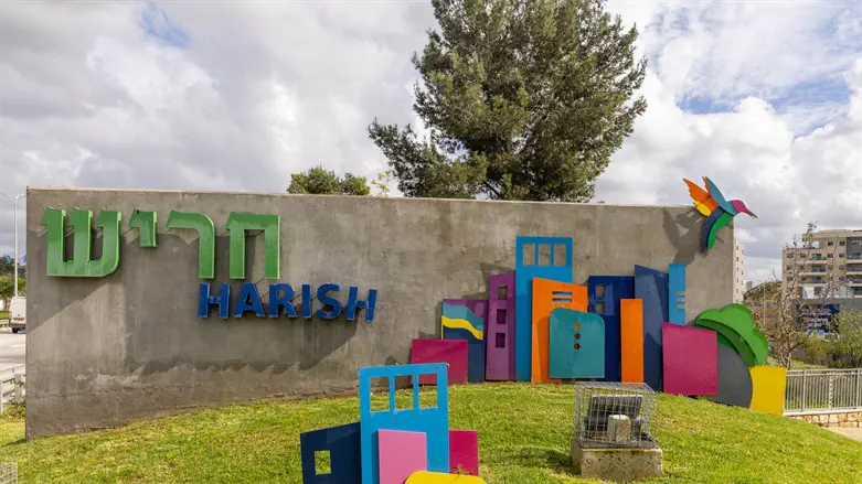 Making aliyah, becoming a community