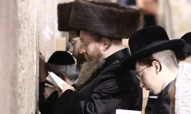 Extremists throw stones at Karlin Rebbe’s vehicle