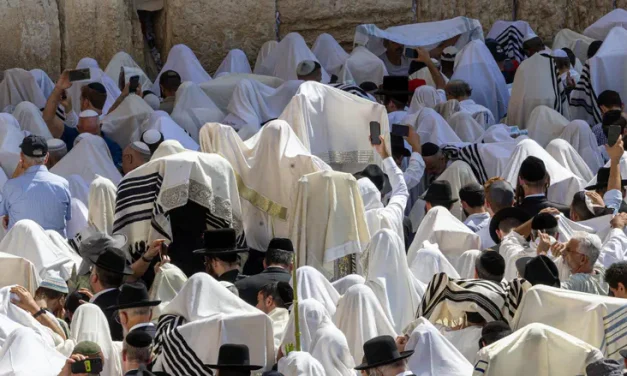 Live: Priestly Blessing at the Western Wall
