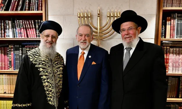 Mike Huckabee meets Israel’s chief rabbis during Sukkot