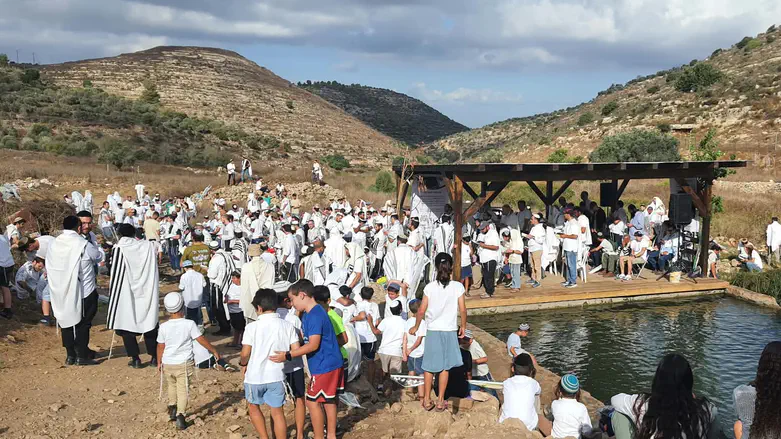 ‘They won’t defeat us’: Hundreds pray at spring where Netanel Shakron was murdered