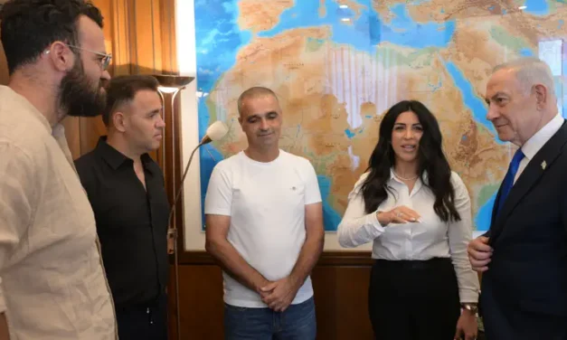 Netanyahu to flight heroes: ‘You will light a torch on Independence Day’