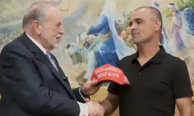 Huckabee honors Flydubai hero with Trump’s personal gift