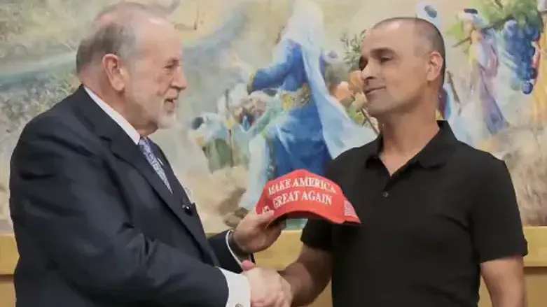Huckabee honors Flydubai hero with Trump’s personal gift