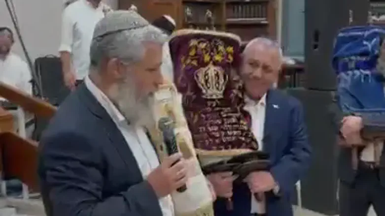 Eisenkot, Rabbi Granot honor fallen sons at ‘second hakafot’