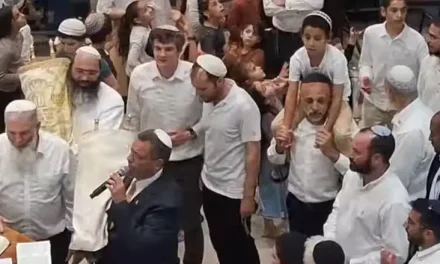 Watch: Jerusalem mayor attends ‘second hakafot’ at Machon Meir