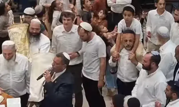Watch: Jerusalem mayor attends ‘second hakafot’ at Machon Meir