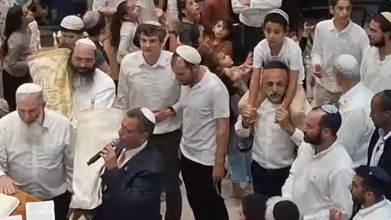 Watch: Jerusalem mayor attends ‘second hakafot’ at Machon Meir