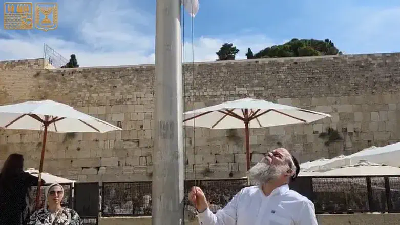 Nova victim’s father lowers Western Wall flag to half-mast