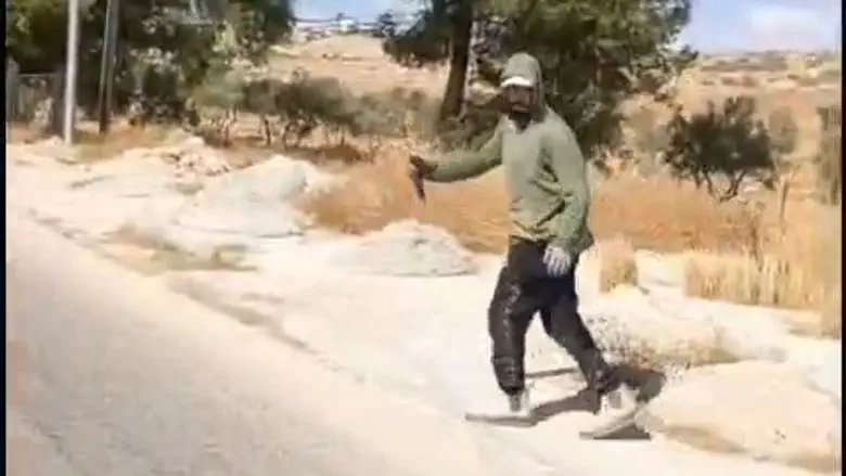 ‘He has a knife:’ Footage from Binyamin terror attack & pursuit of terrorist