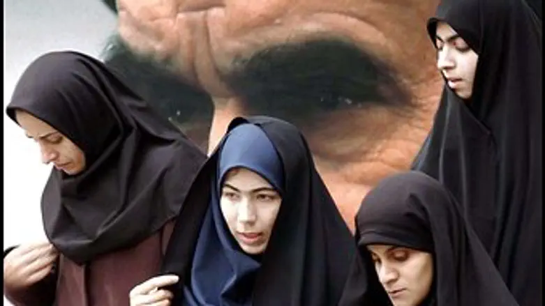 Iran’s new weapon: Female soldiers