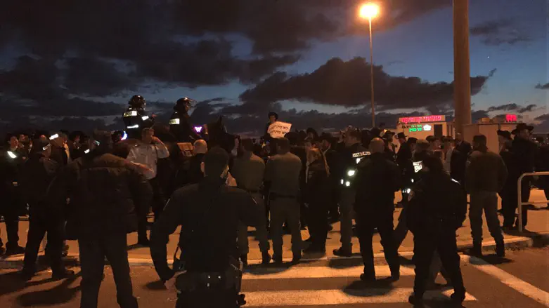 Haredi protesters thwart military arrests in two cities