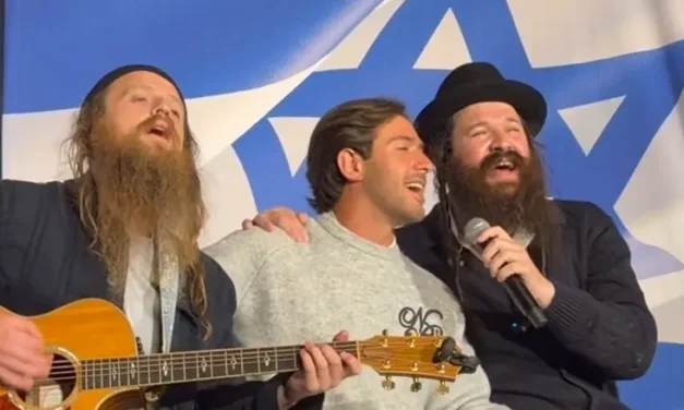“Don’t Leave Me on My Own”: Captivity survivor Omer Shem Tov sings with Zusha