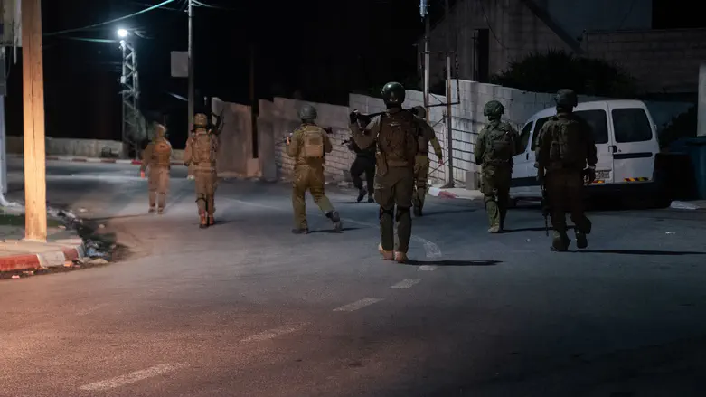 Over 50 suspects questioned: IDF raids Samaria villages, seizes weapons and terror funds