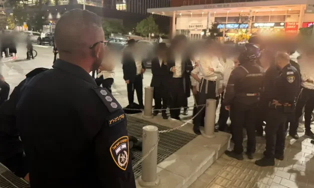 Extremist protesters attempt to storm IDF building near Bnei Brak, two arrested