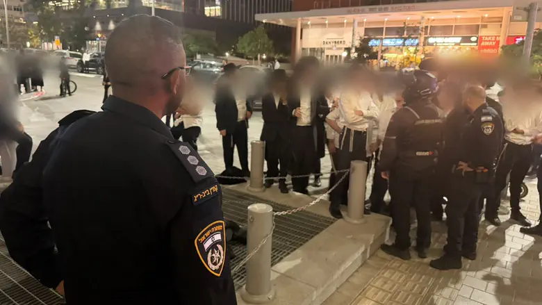 Extremist protesters attempt to storm IDF building near Bnei Brak, two arrested