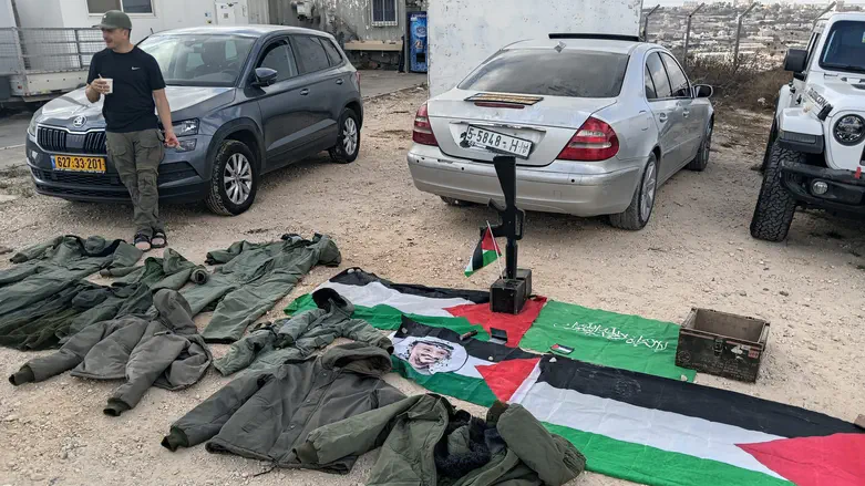 Hamas flag & stolen license plates: Vehicle inspection leads to weapons discovery in Dura