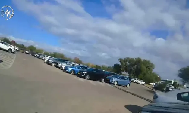 Watch the dramatic rescue: Mother forgot toddler in car in Yavne while she was in Tel Aviv