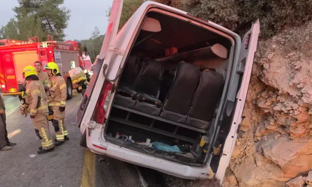 Nine rescued after minibus crashes
