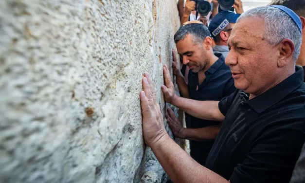 ‘Bibi, King of Israel!’ Rival chants greet Eisenkot at Western Wall