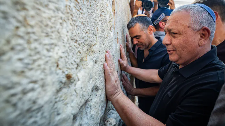 ‘Bibi, King of Israel!’ Rival chants greet Eisenkot at Western Wall