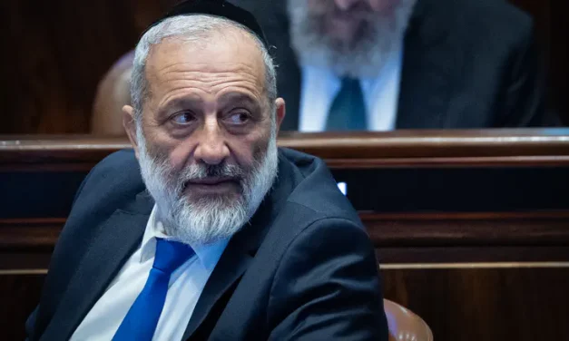 “Tefillin for every child”: Journalist slams Deri’s election promise