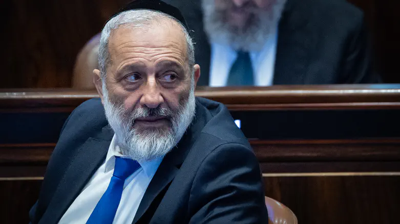 “Tefillin for every child”: Journalist slams Deri’s election promise