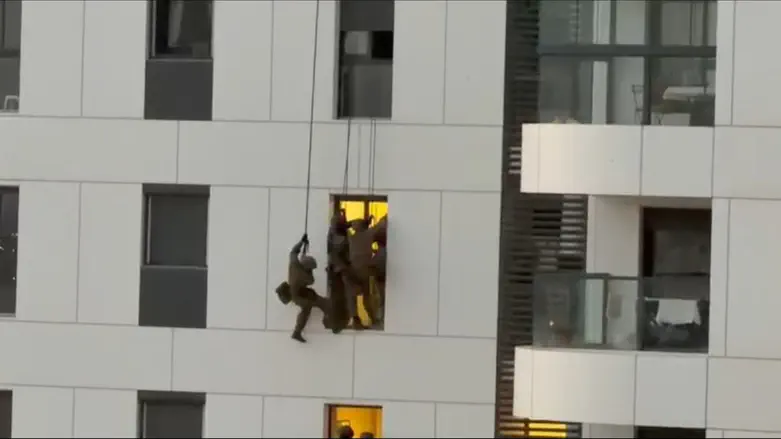 Dramatic footage: Yamam officers rappel from roof to rescue woman threatening to jump