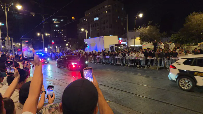Caught on camera: Bottle thrown at Prime Minister’s convoy at Mahane Yehuda Market
