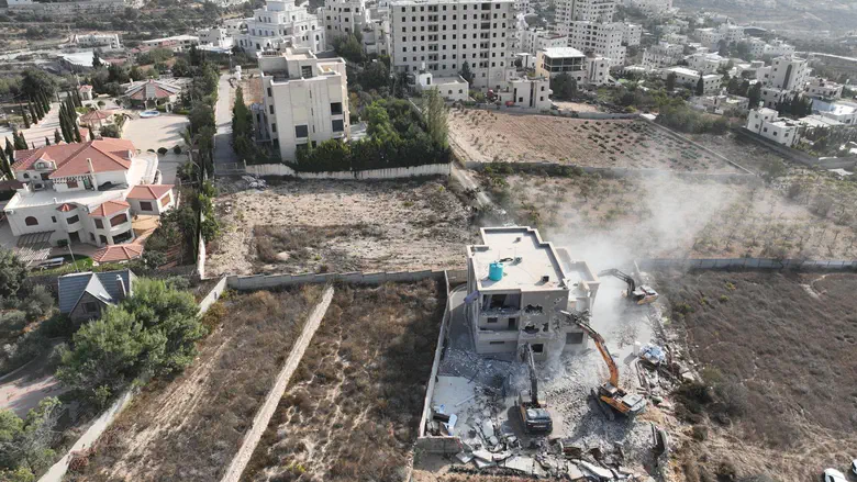 Demolitions begin near Hebron hours after deadly terror attack
