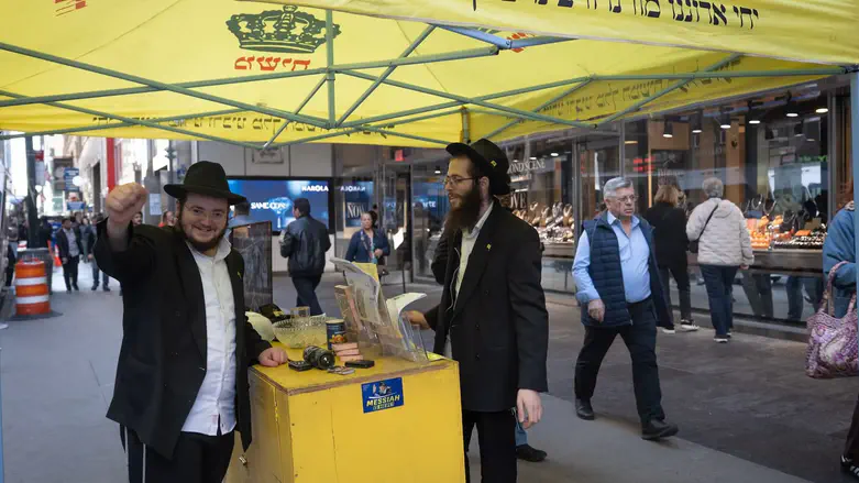 Chabad man returns to tefillin outreach day after stabbing