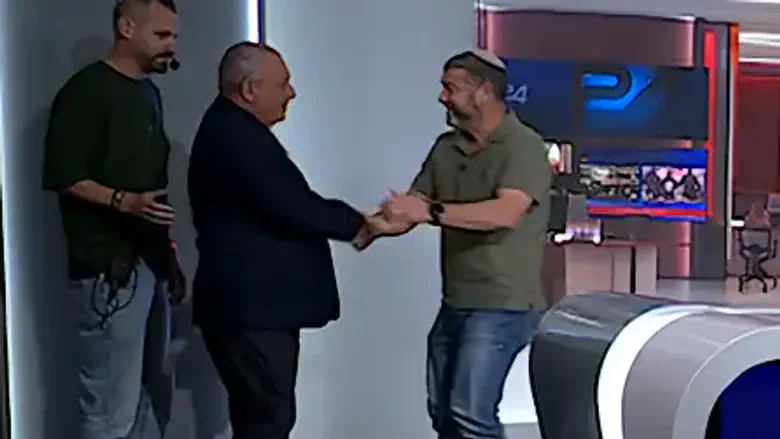 Winter rejects serving under Eisenkot, then hugs him on live TV