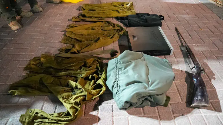 Three terror suspects arrested in Judea and Samaria weapons raids