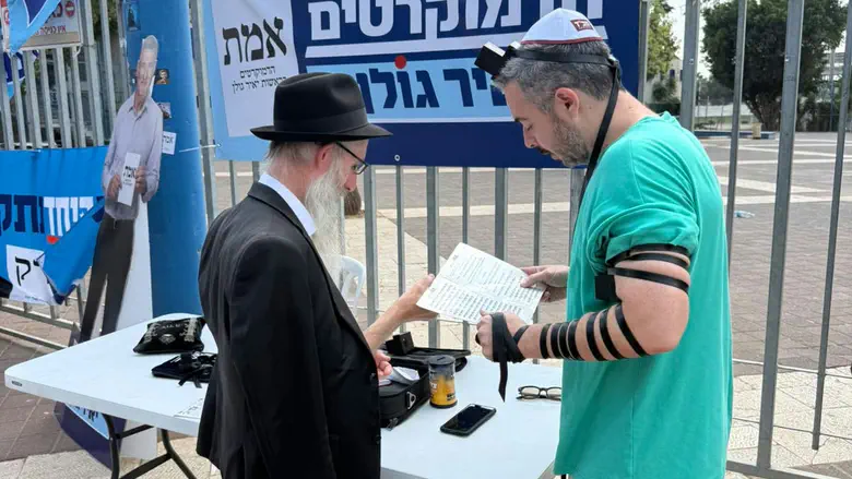 Chabad launches nationwide tefillin campaign on election day, promotes Jewish unity
