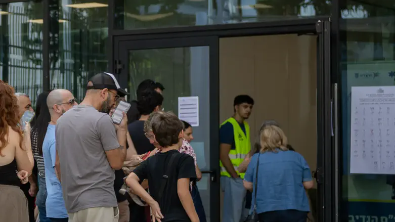 Long lines and bad weather: calls to extend voting hours