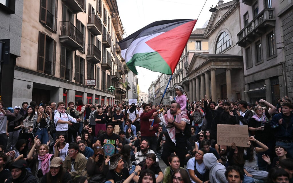 Rioters loot stores in Milan during cost-of-living protest featuring Palestinian symbols