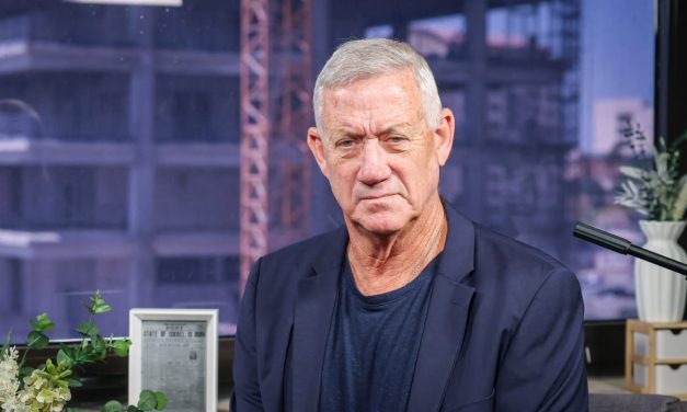 Benny Gantz pulls out of election race, eight days before Israelis head to the polls