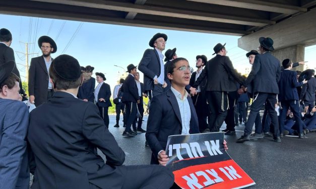 Haredi protesters block Highway 4 near Ra’anana, Kfar Saba over draft dodger arrest
