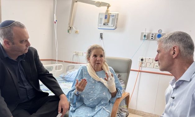 Democrats’ Golan, Kariv decry gov’t inaction on West Bank violence in visit to wounded journalist