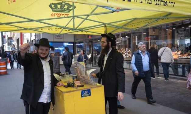 Less than a day after stabbing attack, Chabad man returns to wrapping tefillin in Manhattan