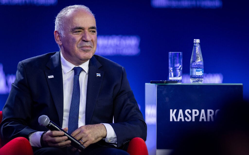 Kasparov hopes Netanyahu’s days are numbered, urges Russian-Israelis to vote him out
