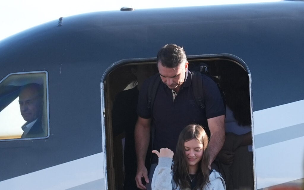 Flavio Bolsonaro lands in Miami with family after Trump offers exit from Brazil