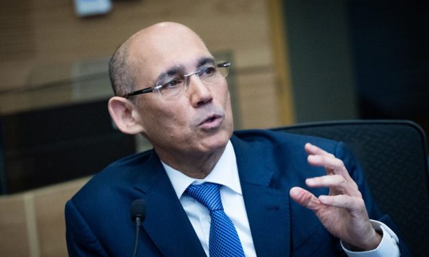 Central bank holds rates days before election, warns next government on fiscal choices