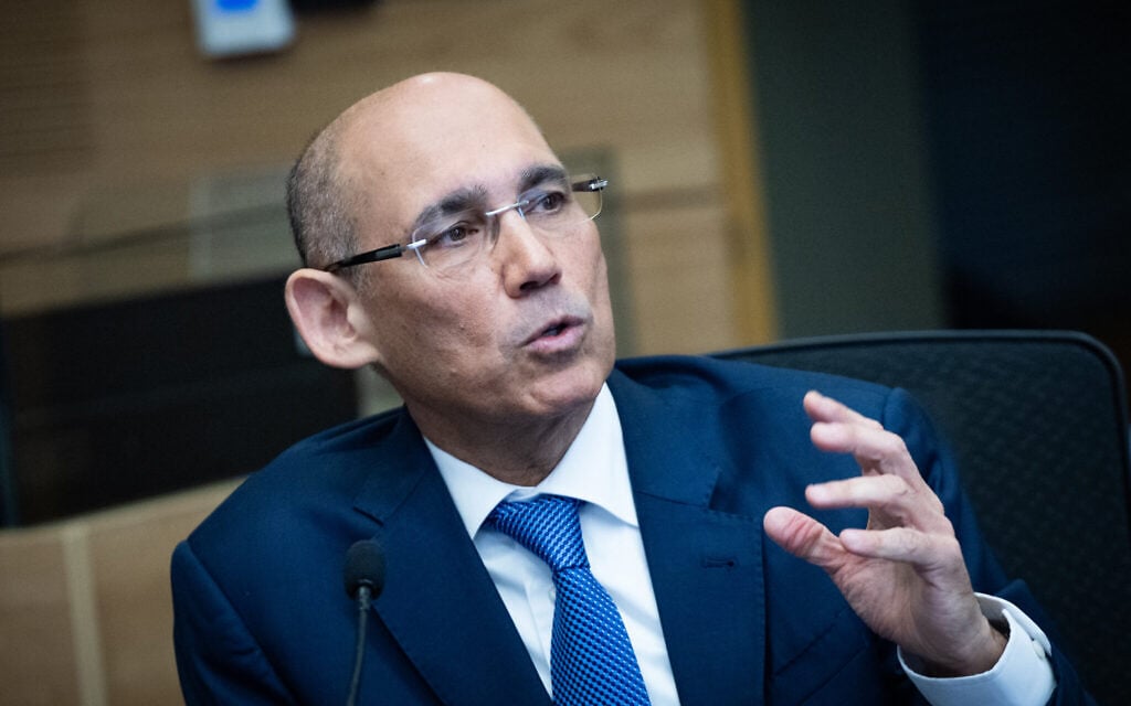 Central bank holds rates days before election, warns next government on fiscal choices