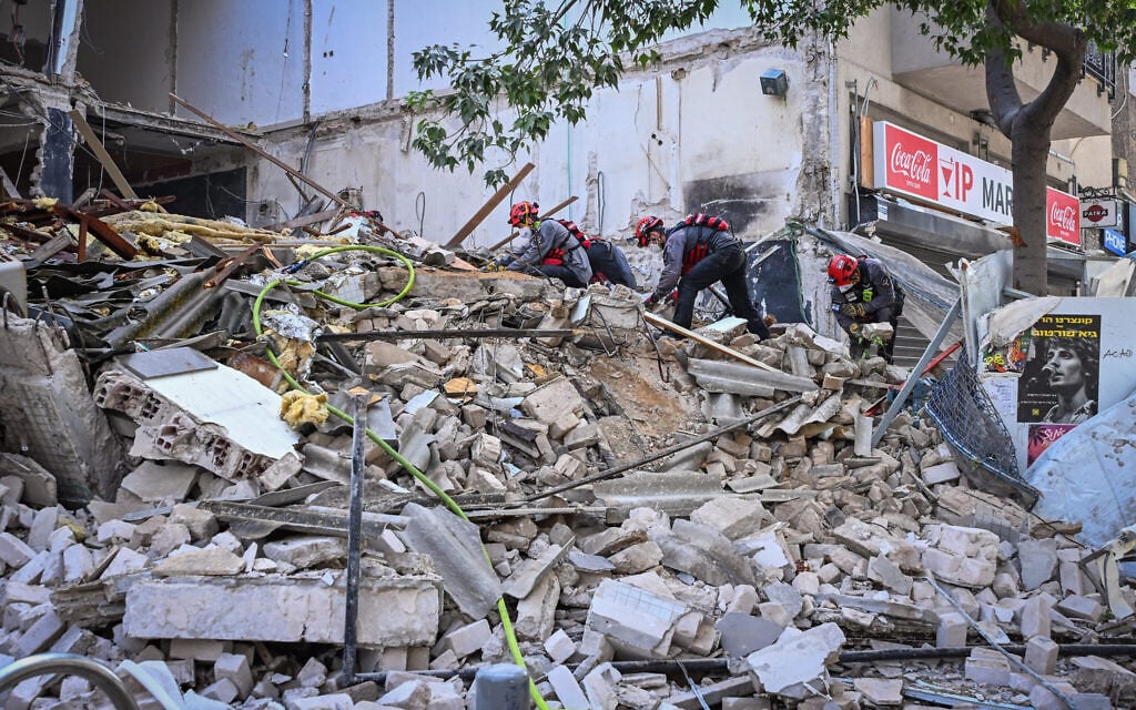 Building partially collapses on Tel Aviv’s Nahalat Binyamin Street; no injuries