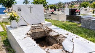 Tragedy at funeral in Brazil: Man sits on father’s grave, falls inside and dies